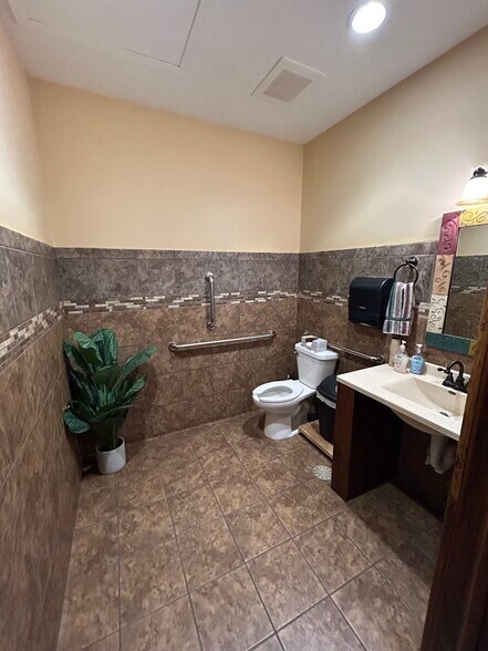 More Photos Of 4211 S Limit Ave, Sedalia Auto Dealership For Lease