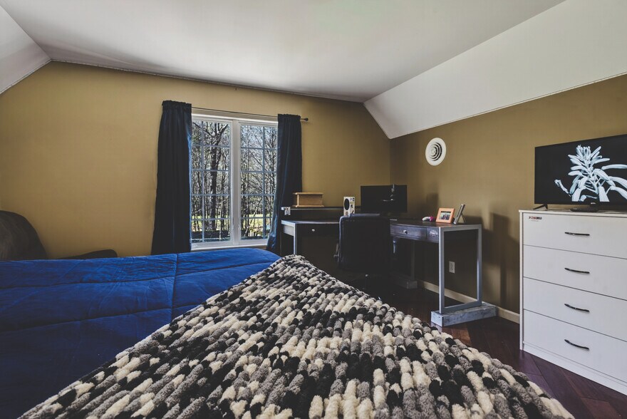 More Photos Of 690 Main St, Vintondale Loft Creative Space For Sale