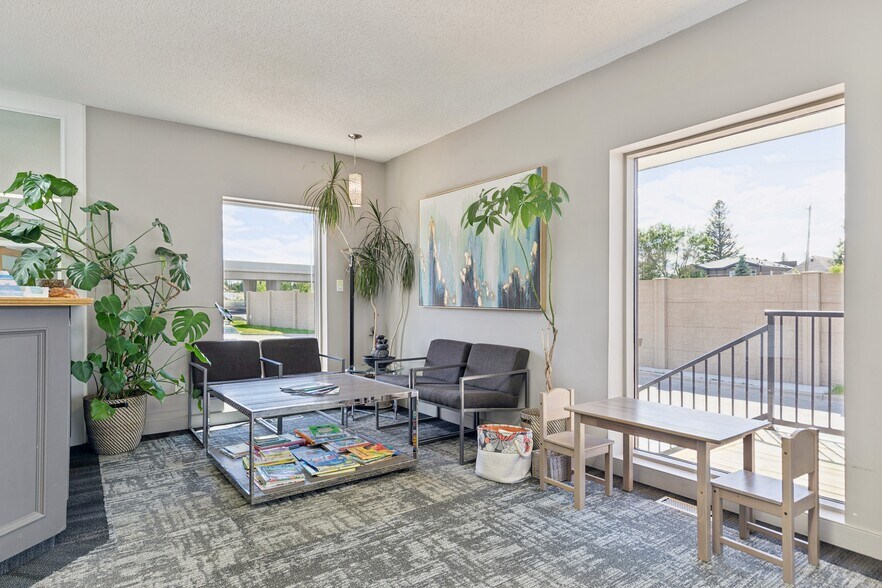 More Photos Of 2632 Crowchild Trl SW, Calgary Office For Sale
