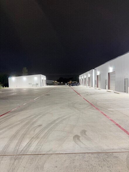 More Photos Of 10115 Belknap Rd, Sugar Land Warehouse For Lease