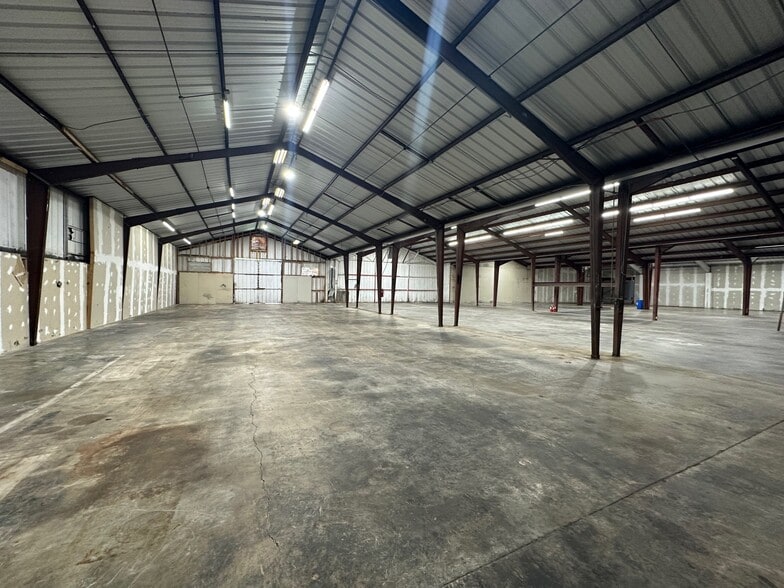 More Photos Of 2528-2532 Lucena St, Charlotte Warehouse For Lease