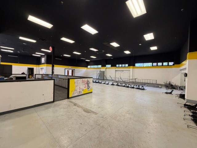 More Photos Of 427 Winsted Rd, Torrington Freestanding For Lease