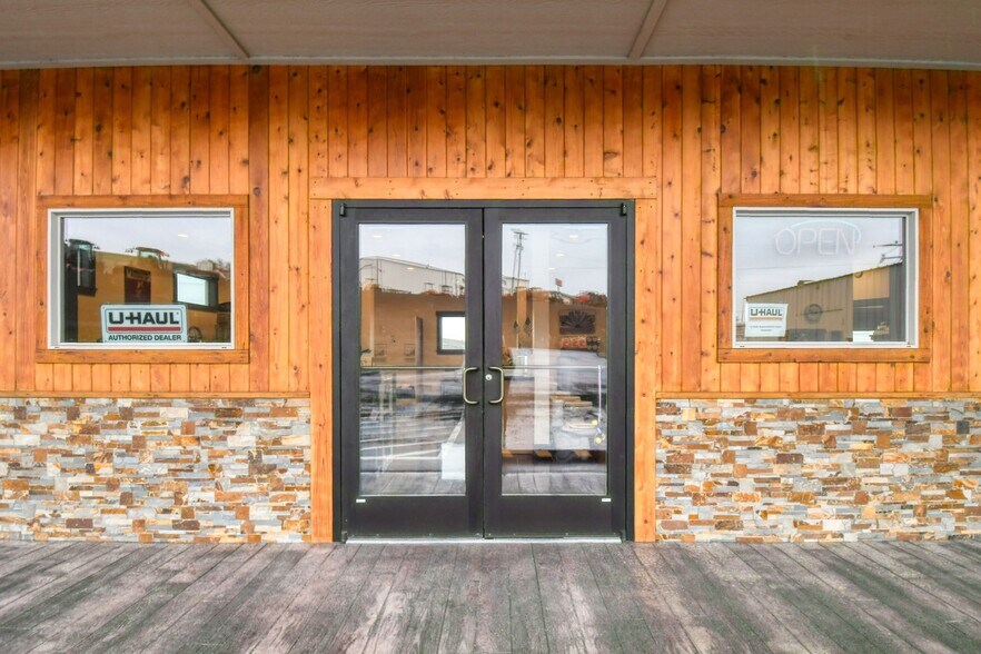 More Photos Of 818 Airport Rd, Pendleton Showroom For Sale