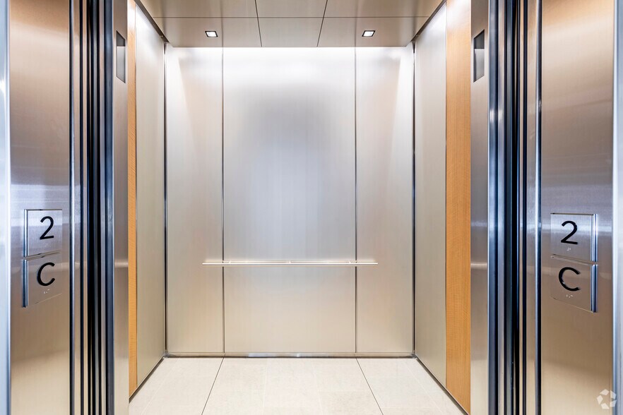 More Photos Of 1050 17th St NW, Washington Office For Lease