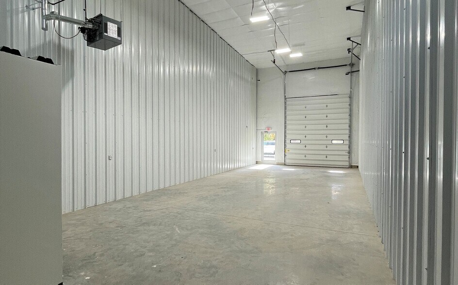 More Photos Of 100 South Satellite Rd, South Windsor Warehouse For Lease