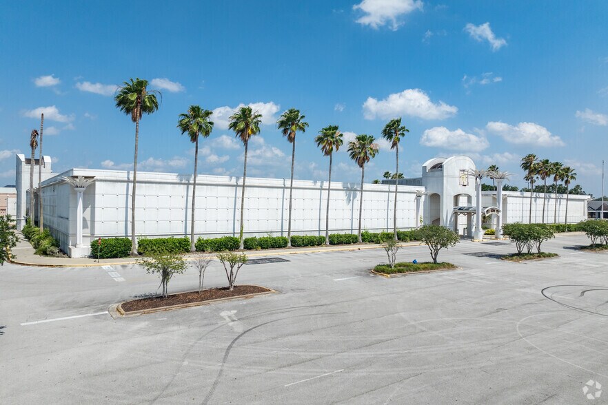 More Photos Of 3520 US Highway 98 N, Lakeland Department Store For Lease