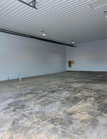 More Photos Of 51 Dale Lee Dr, Palo Industrial For Lease
