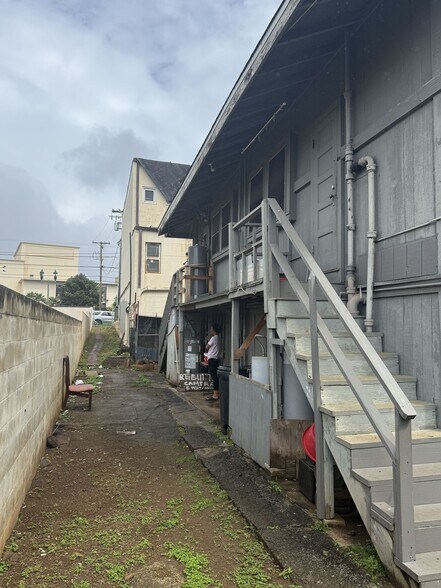 More Photos Of 946 Winant St, Honolulu Apartments For Sale