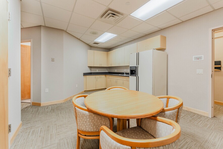 More Photos Of 1875 West Pointe Dr, Oshkosh Medical For Sale