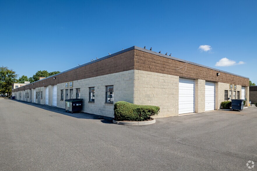 More Photos Of 62 S 2nd St, Deer Park Warehouse For Lease