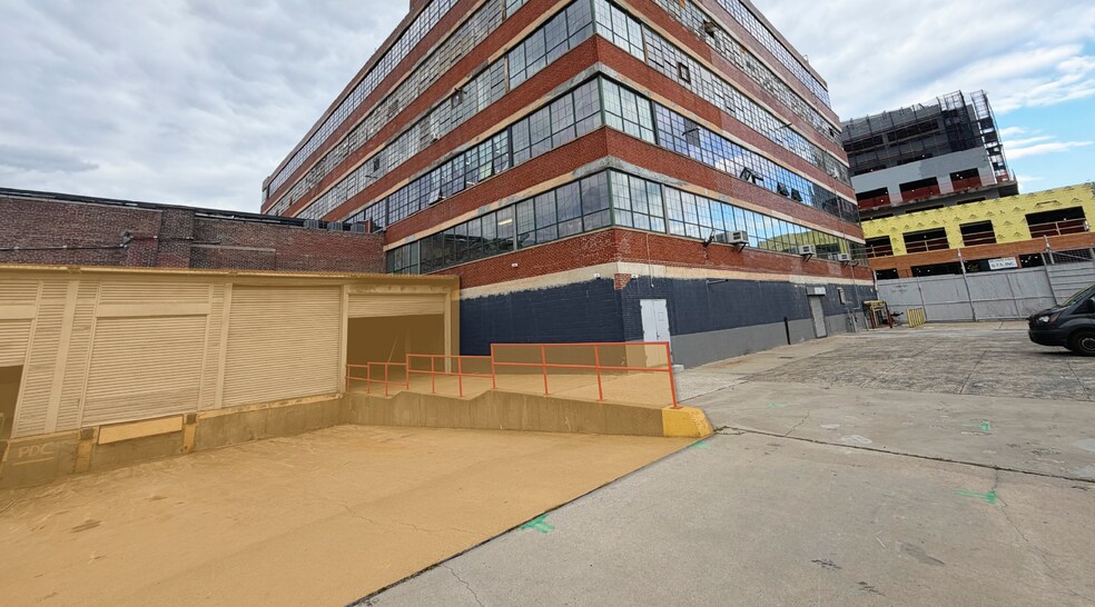 More Photos Of 276-197 Greenpoint Ave, Brooklyn Warehouse For Lease