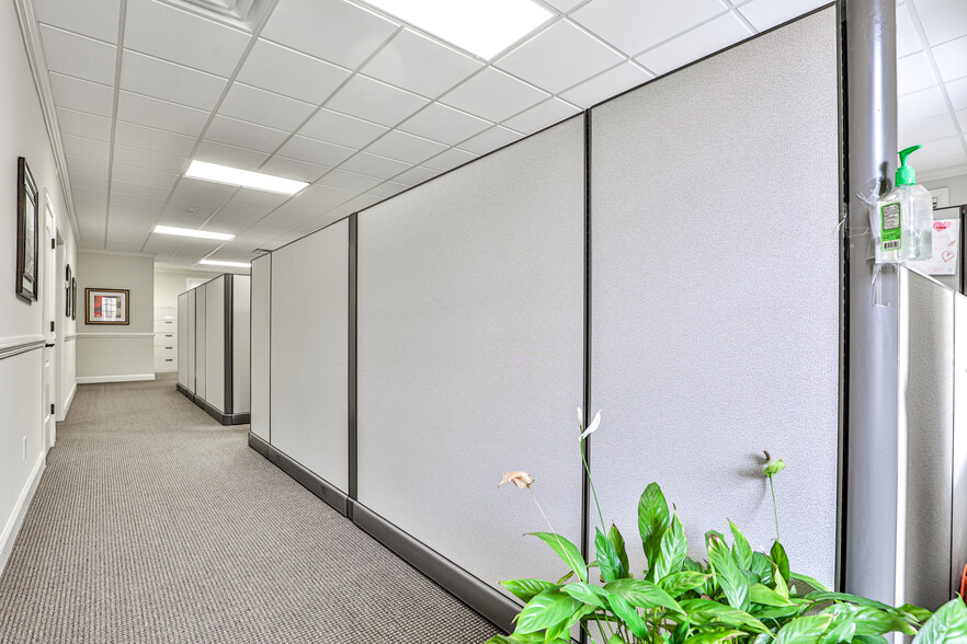 More Photos Of 1905 Woodstock Rd, Roswell Office For Lease