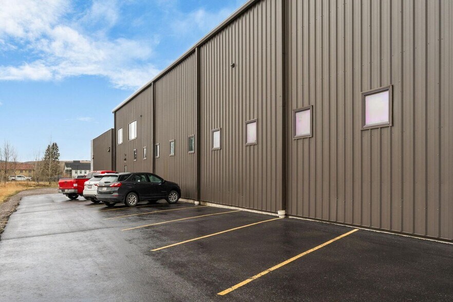 More Photos Of 12 Penny Ln, Gallatin Gateway Showroom For Sale