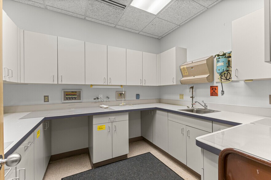 More Photos Of 24825 Michigan Ave, Dearborn Office For Lease