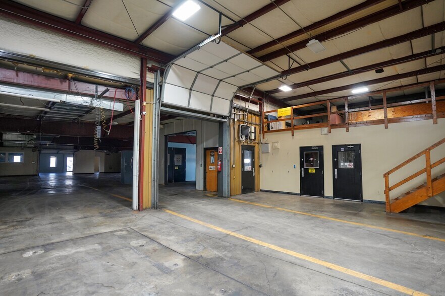 More Photos Of 4101 Merchant Rd, Fort Wayne Light Manufacturing For Lease