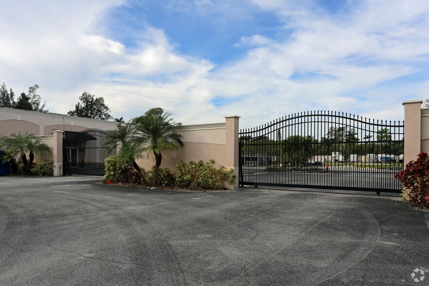 More Photos Of 1195 S Congress Ave, West Palm Beach Showroom For Lease