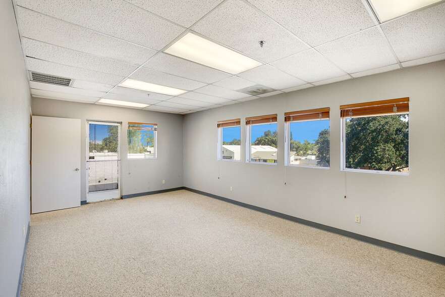 More Photos Of 250 W Main St, Woodland Office For Lease