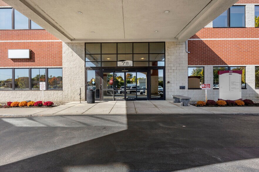 More Photos Of 711-713 Troy Schenectady Rd, Latham Medical For Lease