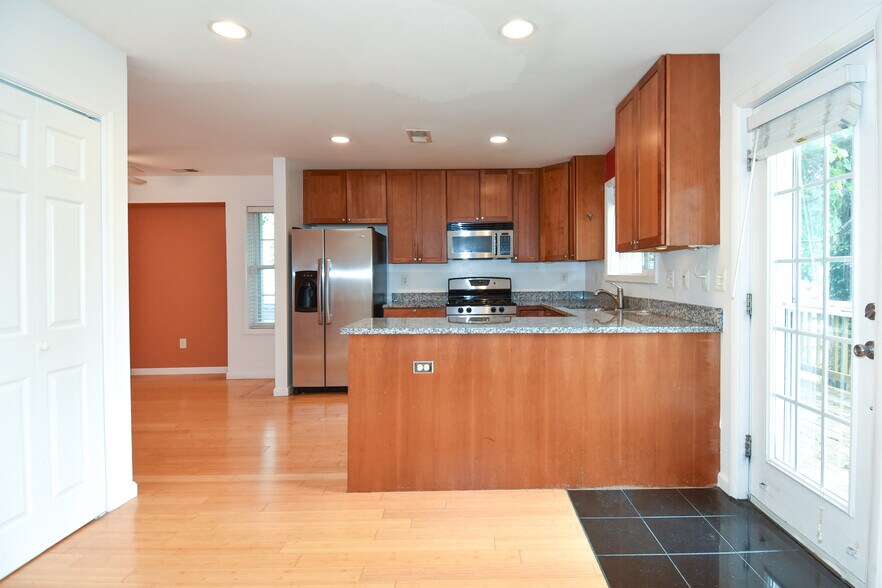 More Photos Of 1705 Commonwealth Ave, Alexandria Apartments For Sale