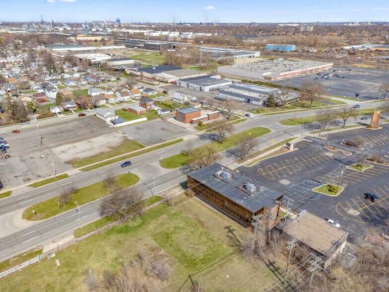 More Photos Of 25050 Outer Dr, Lincoln Park Office For Lease