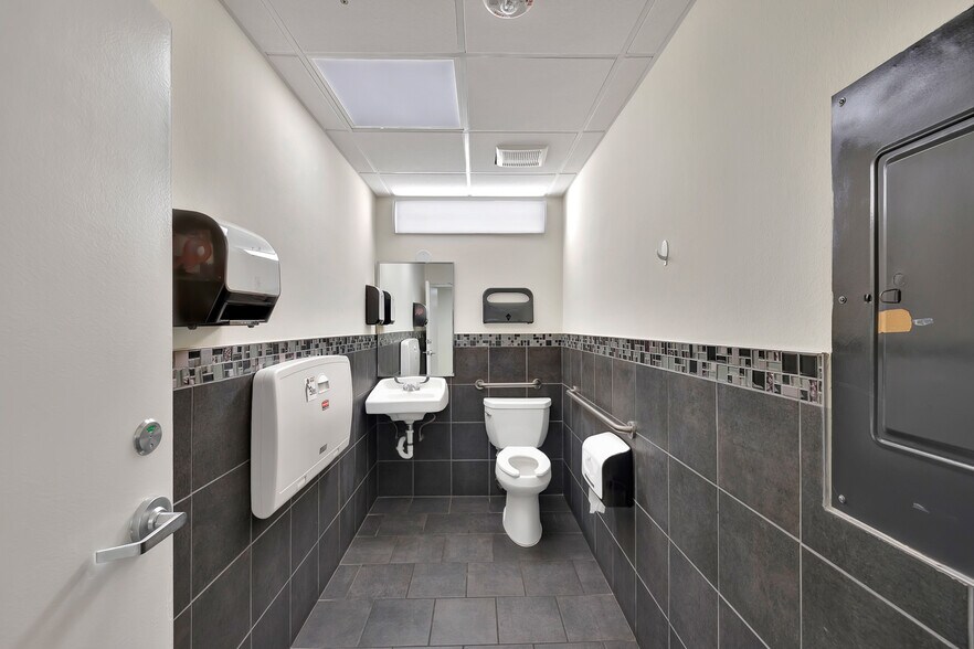 More Photos Of 5701 W Charleston Blvd, Las Vegas Medical For Sale
