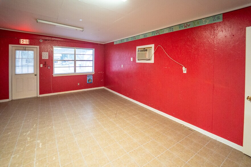 More Photos Of 105 Ward St, Cuero Daycare Center For Sale