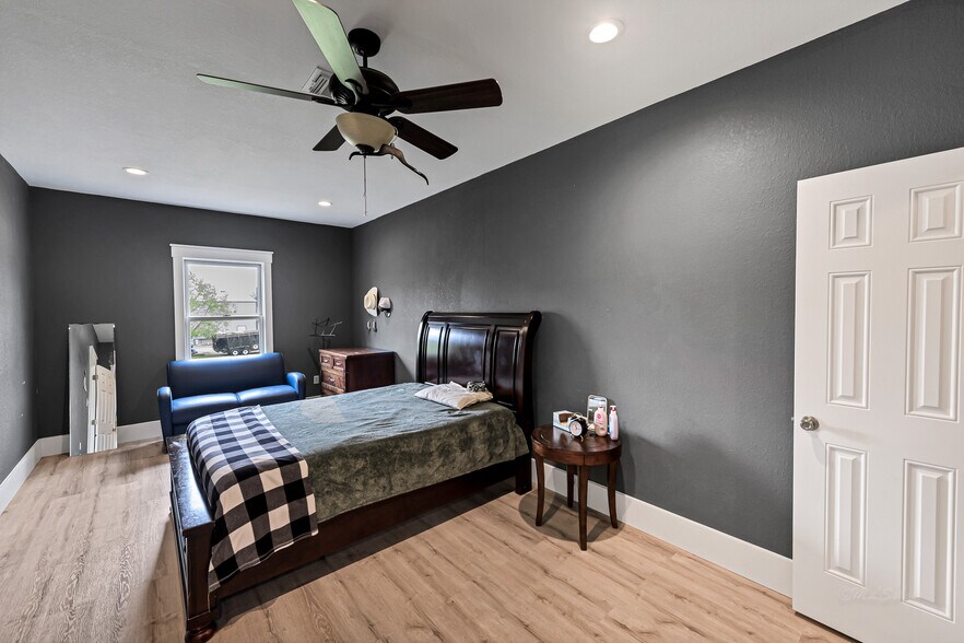 More Photos Of 13845 Boudreaux Rd, Tomball Manufacturing For Sale