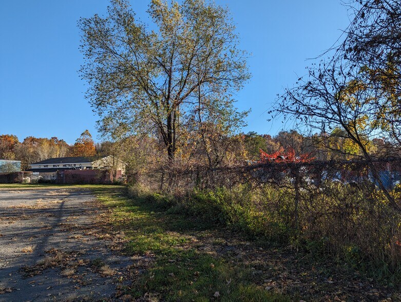 More Photos Of 5 Orchard Dr, Gardiner Warehouse For Lease