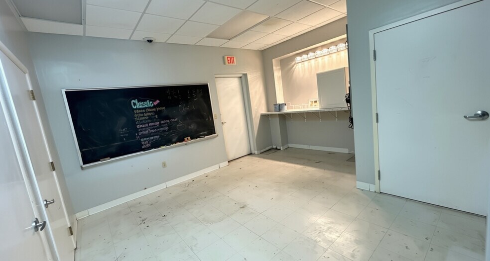 More Photos Of 6103 Tippin Ave, Pensacola General Retail For Lease