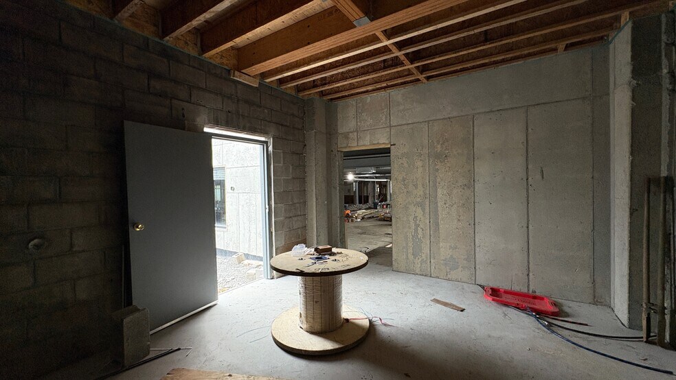 More Photos Of 517-519 Columbia St, Hudson Showroom For Sale