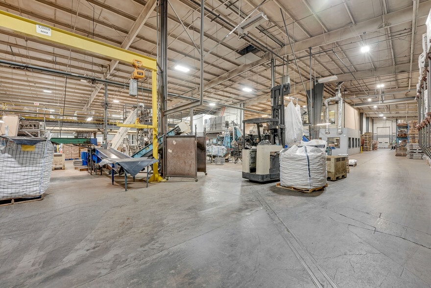 More Photos Of 400 Great Lakes Pky, Bellevue Warehouse For Sale