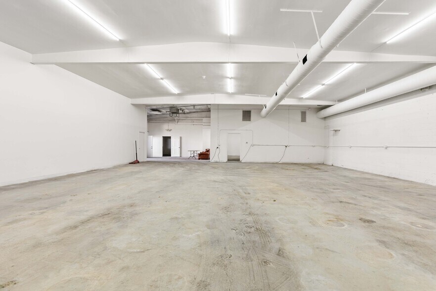 More Photos Of 11834-11836 Vose St, North Hollywood Warehouse For Lease