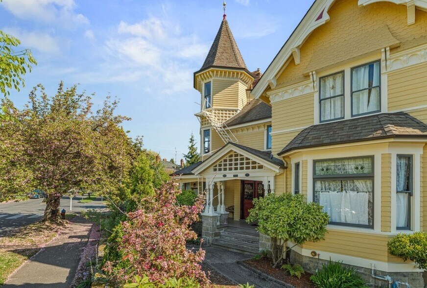 More Photos Of 1171 Rockland Av, Victoria Apartments For Sale
