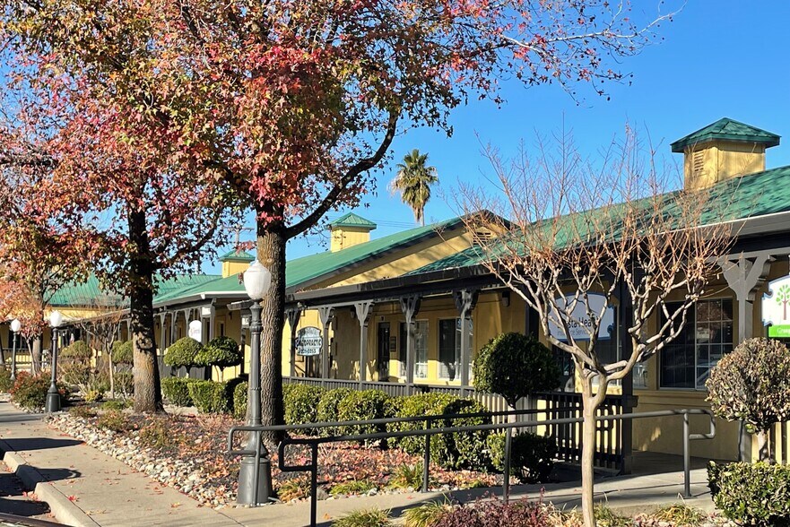 More Photos Of 926 E Cypress Ave, Redding Storefront Retail Office For Lease