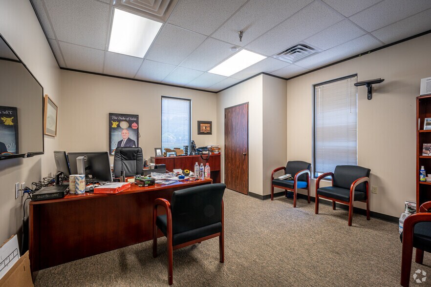 More Photos Of 9450 W Wingfoot Rd, Houston Manufacturing For Lease