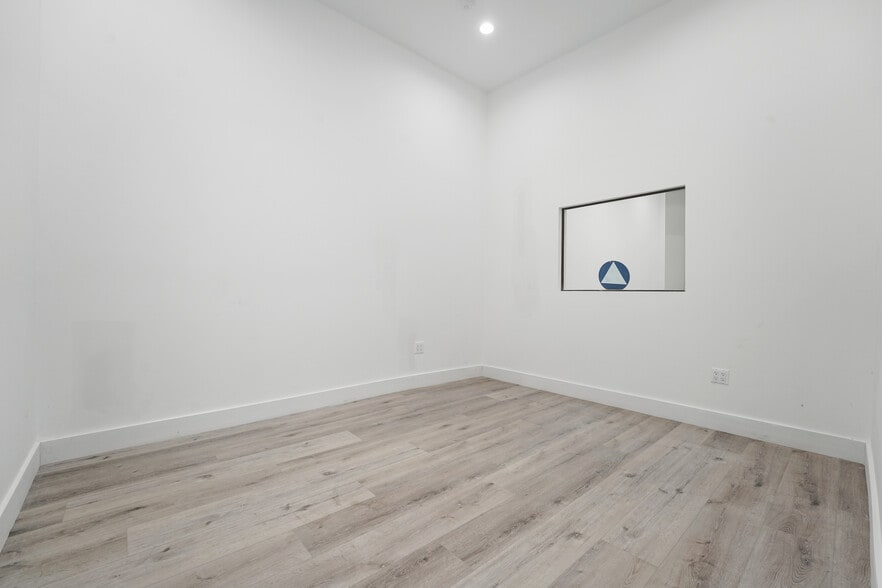 More Photos Of 5310-5314 Laurel Canyon Blvd, Valley Village Freestanding For Sale