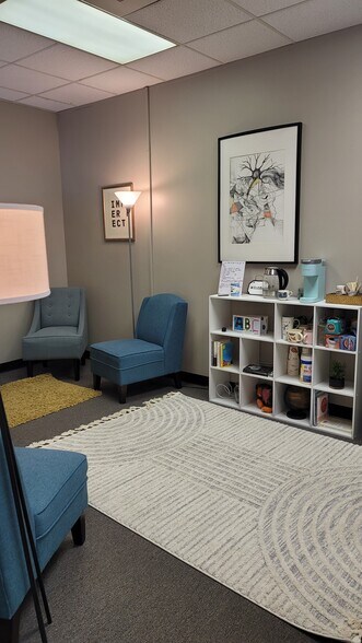 More Photos Of 500 S Polk St, Greenwood Showroom For Lease