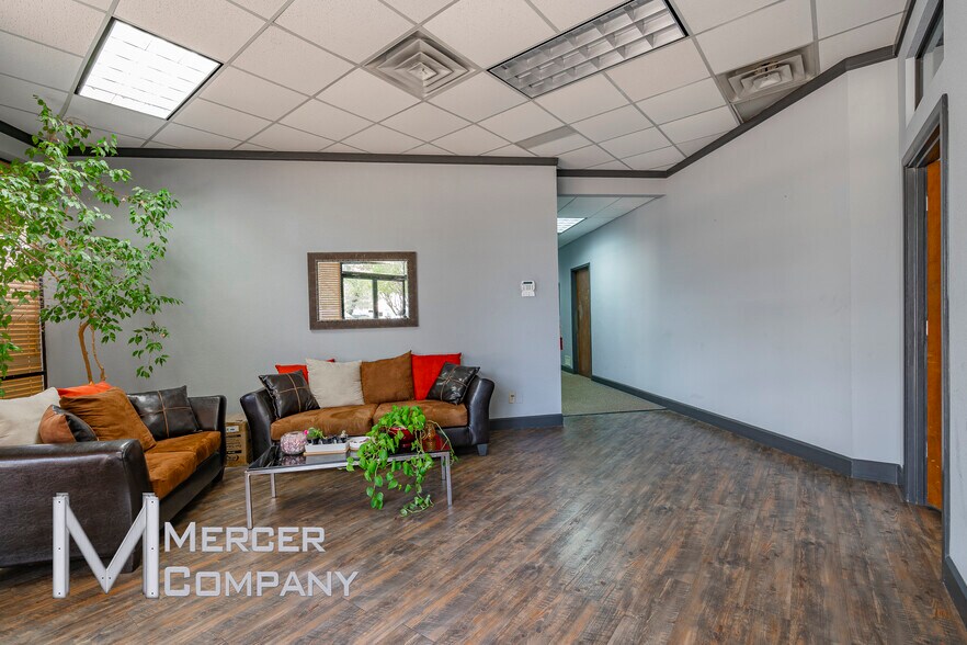 More Photos Of 400 Centre Park Blvd, DeSoto Light Manufacturing For Sale