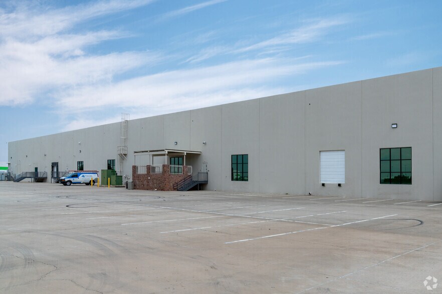 More Photos Of 7730 Market Center, El Paso Showroom For Lease