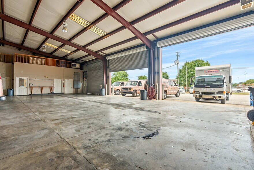 More Photos Of 834-840 Lagoon Business Loop, Montgomery Light Distribution For Lease