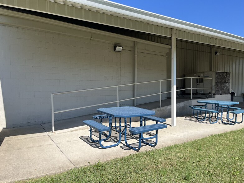 More Photos Of 305 5th St, Huntington Unknown For Lease