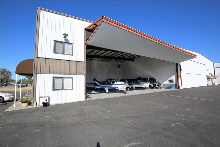 More Photos Of 3150 Propeller Dr, Paso Robles Airplane Hangar For Sale