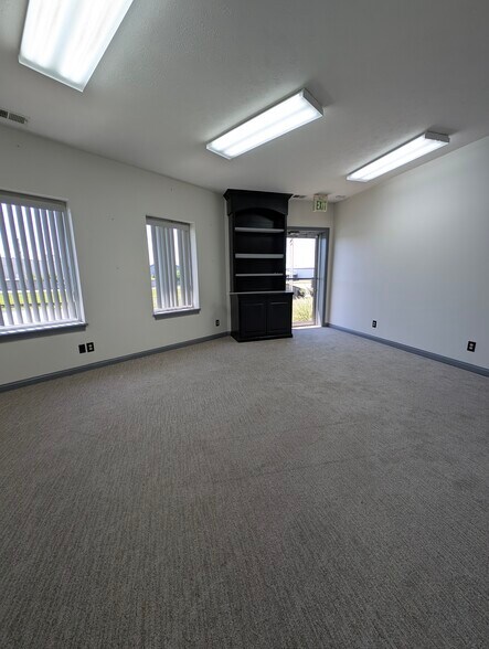 More Photos Of 6051 S Indianapolis Rd, Whitestown Office For Lease