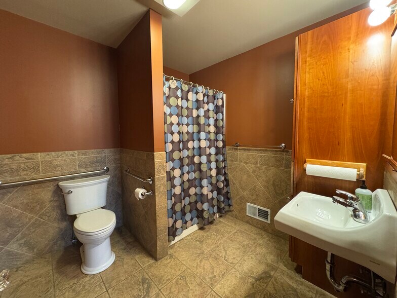 More Photos Of 804 Lincoln St, Rhinelander Office For Sale