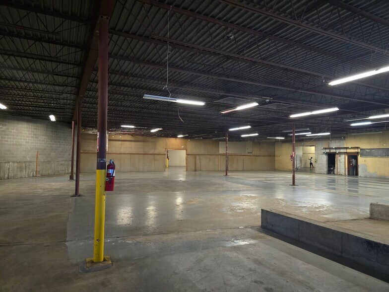 More Photos Of 100 Glen Rd, Cranston Manufacturing For Lease