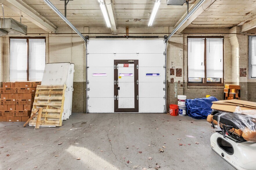 More Photos Of 785 Page Blvd, Springfield Light Manufacturing For Sale