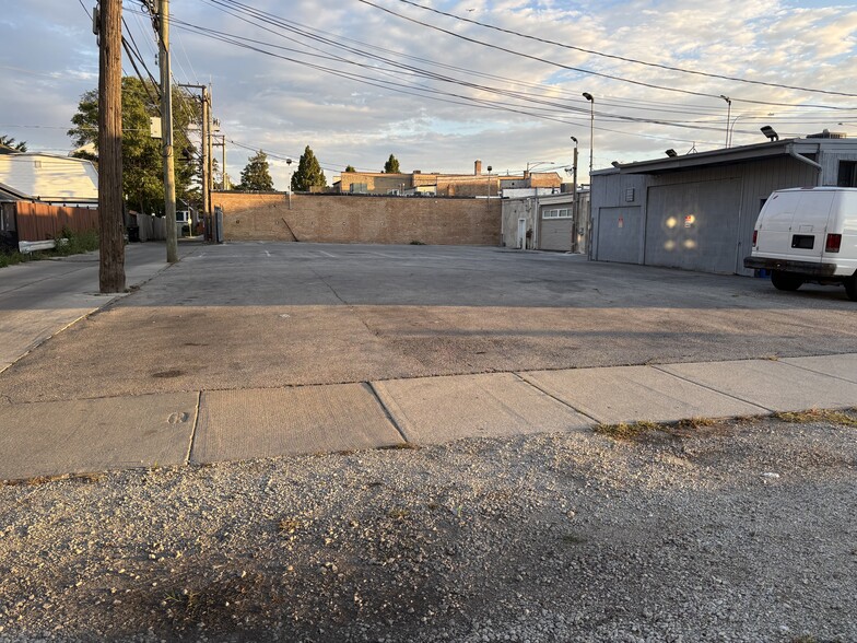 More Photos Of 3632-3652 N Cicero Ave, Chicago Showroom For Sale