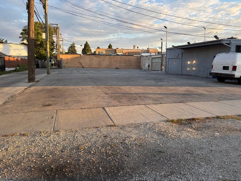 More Photos Of 3632-3652 N Cicero Ave, Chicago Showroom For Sale