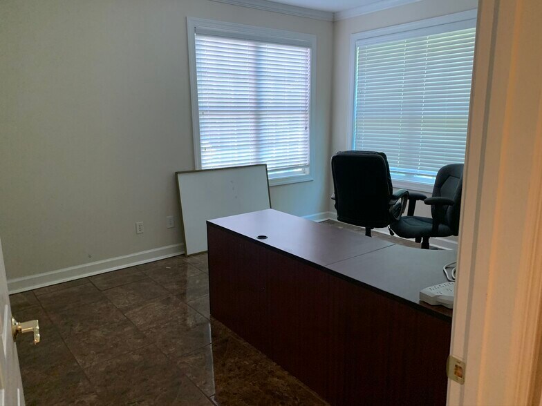 More Photos Of 11539 Park Woods Cir, Alpharetta Office For Lease