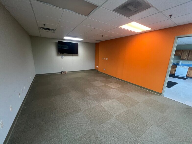 More Photos Of 228 Maple St, Manchester Office For Sale